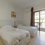 Apartment Modern 3 Bedroom In Central