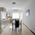 Modern 3 Bedroom In Central Apartment