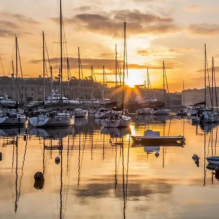 Modern 3 Bedroom In Central *