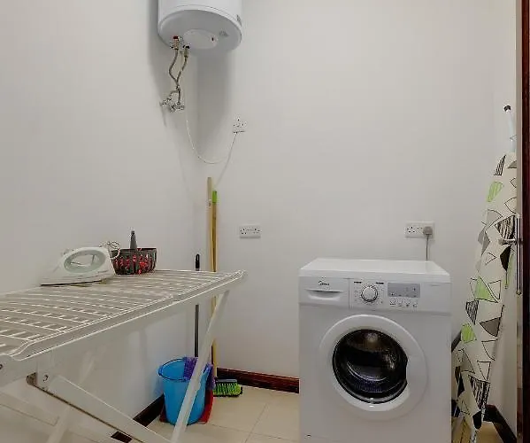 Modern 3 Bedroom In Central Apartman