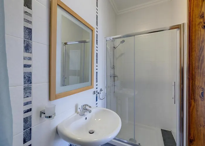 Modern 3 Bedroom In Central Apartman