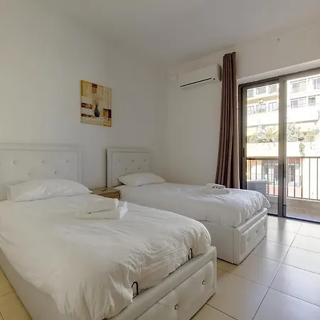 Apartment Modern 3 Bedroom In Central