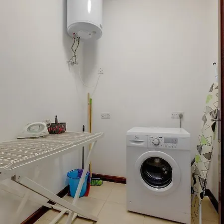 Modern 3 Bedroom In Central Apartment