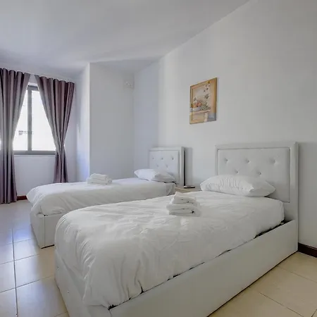 Modern 3 Bedroom In Central Apartment Sliema