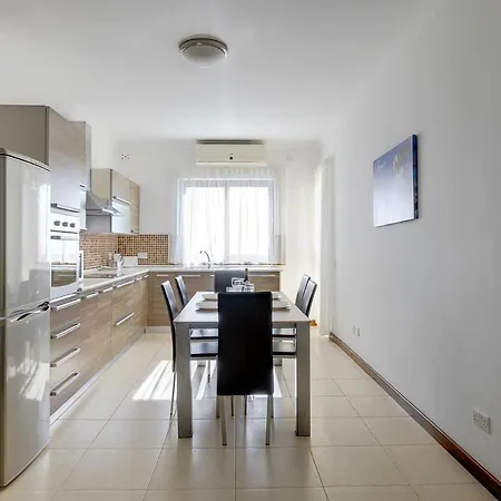 Modern 3 Bedroom In Central Apartment
