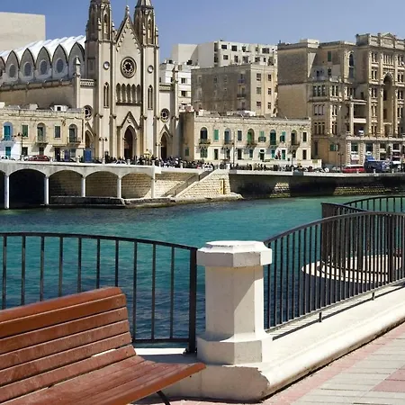 Modern 3 Bedroom In Central Apartment *