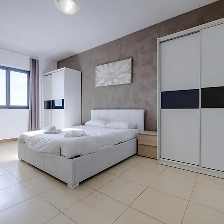 Modern 3 Bedroom In Central Apartment *