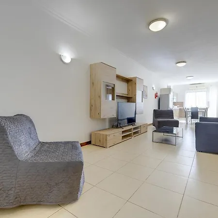 Apartment Modern 3 Bedroom In Central
