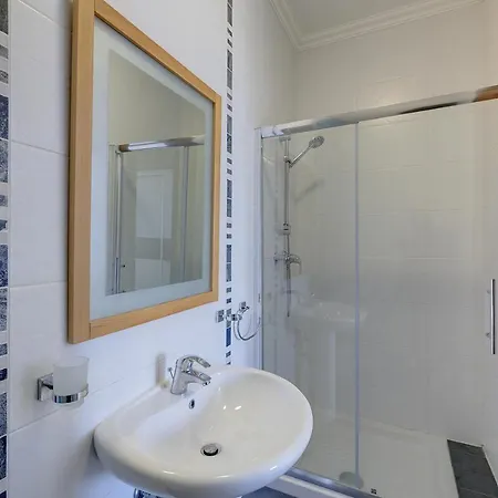 Modern 3 Bedroom In Central Apartment