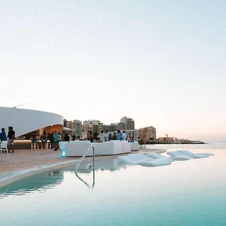 Modern 3 Bedroom In Central Lägenhet