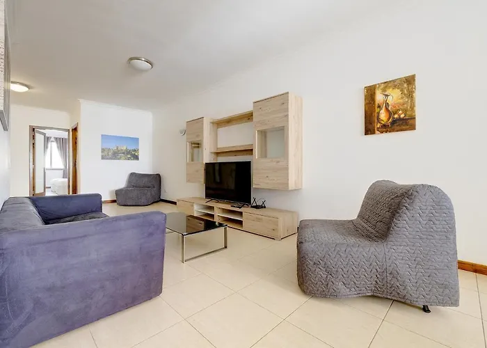 Modern 3 Bedroom In Central * スリーマ