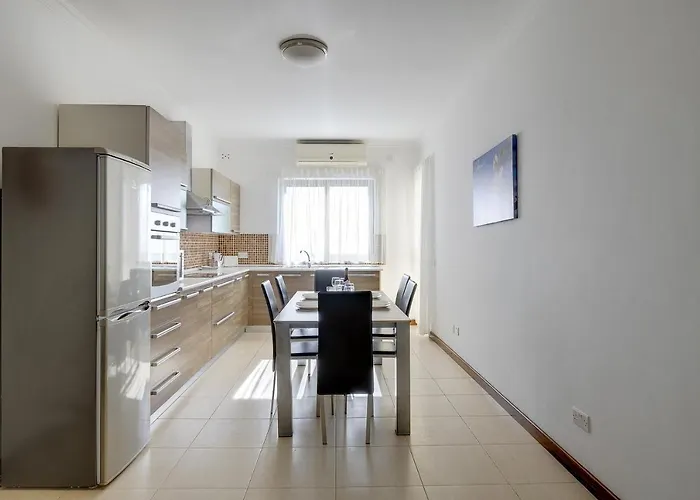 Modern 3 Bedroom In Central アパート