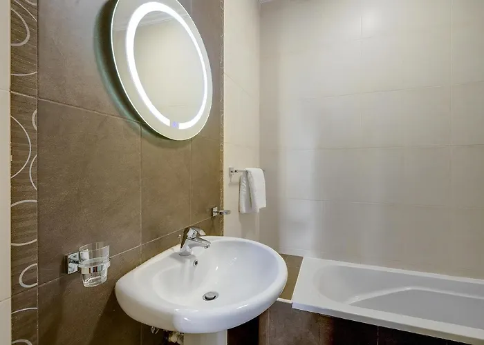 Modern 3 Bedroom In Central *