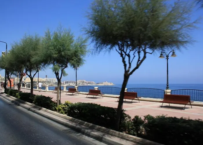 Modern 3 Bedroom In Central * スリーマ