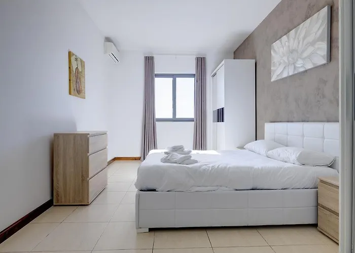 Modern 3 Bedroom In Central *