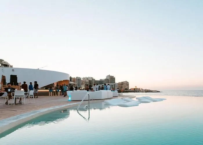 Modern 3 Bedroom In Central アパート