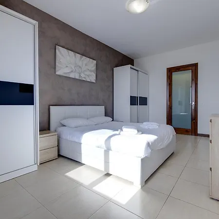 Modern 3 Bedroom In Central Διαμέρισμα *
