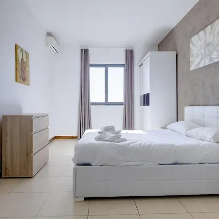 Modern 3 Bedroom In Central *